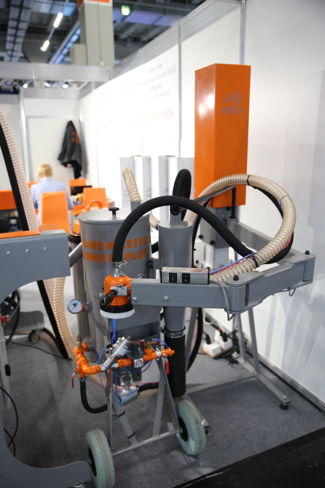 SM-Junior + Vacuum Sandblasting System with Levelling Arm